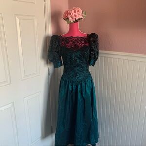 Unbranded Emerald Green and Black Taffeta and Lace 80’s Tea Length Dress size 4